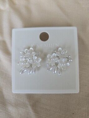 Ava & Aiden Pearlized Floral Cluster Earrings - White